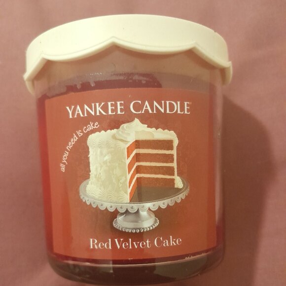 RARE Yankee Candle Red Velvet Cake - Picture 1 of 5